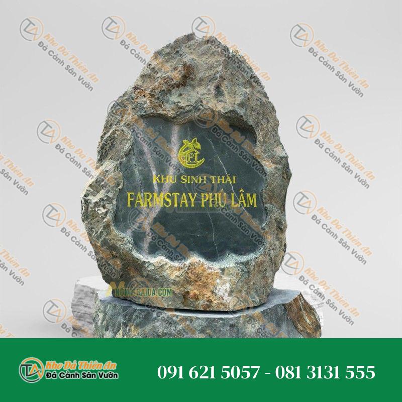 Khắc chữ lên đá tảng khu sinh thái Phú Lâm