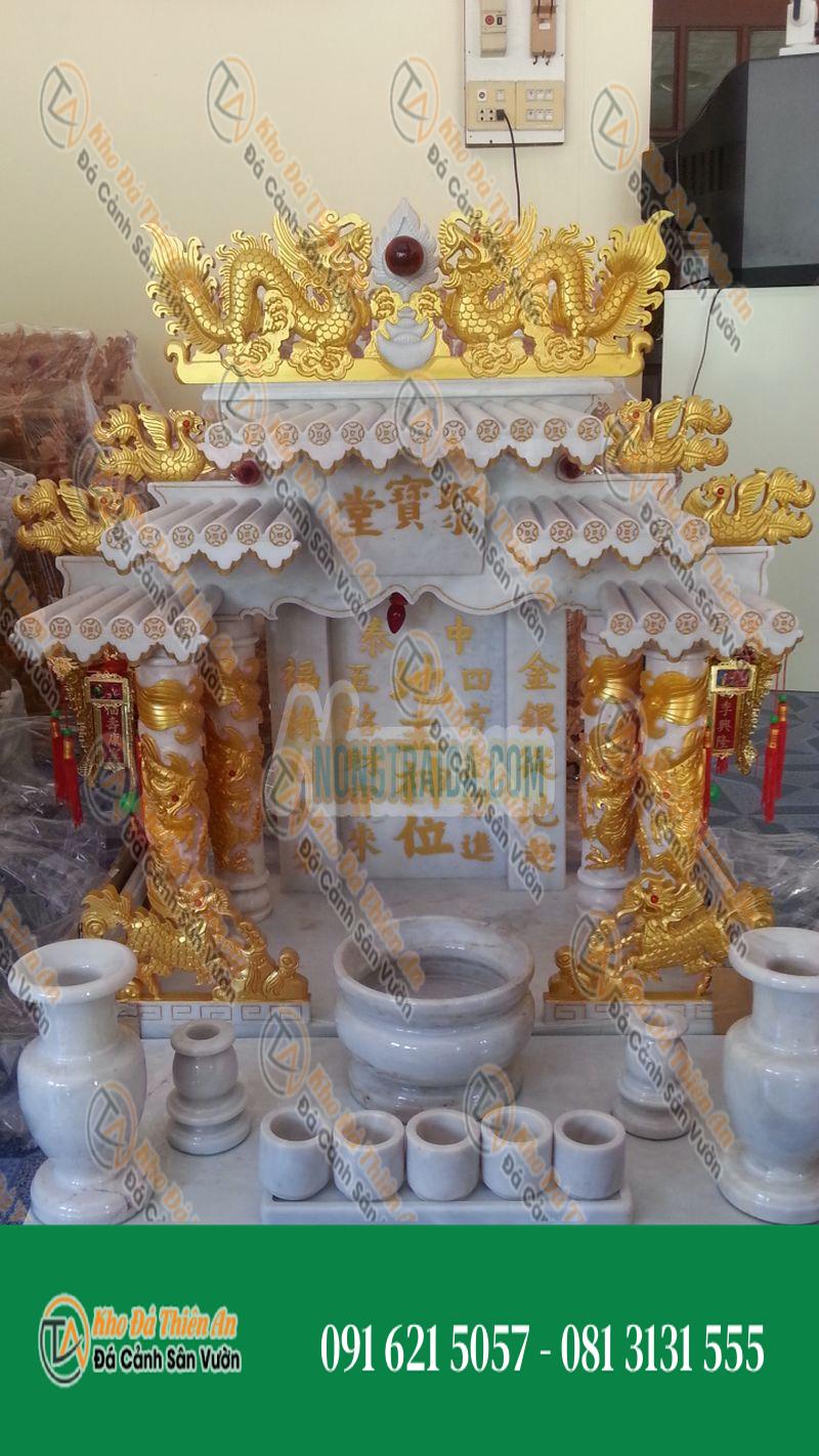 Bàn thờ ông địa, thần tài kích thước 55cm (Choroen Si), 4 cột, 5 mái, 4 hồng, 6 rồng, đá màu trắng, phun vàng