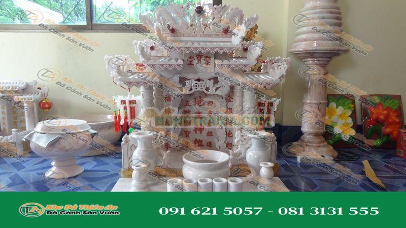 Bàn thờ ông địa, thần tài Việt Nam (Đèn cột Trung Quốc) kích thước 55cm, đá cẩm thạch màu trắng với chữ đỏ