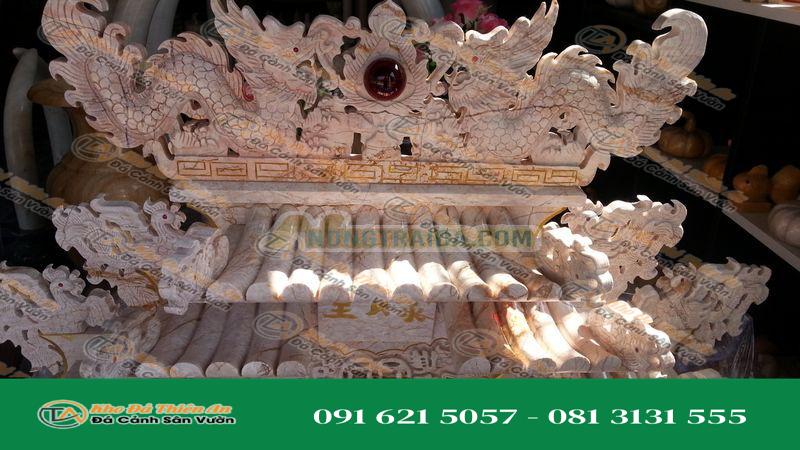 Bàn thờ ông địa, thần tài từ đá cẩm thạch (đèn cầy đèn tròn, đèn đèn tỏa, mô hình 68.58cm, (phiên bản Mangmit Srisuk), 4 cột, 5 mái, 8 cá, 8 hồng, 8 rồng, đá màu chum pulai)