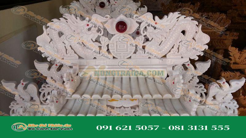 Bàn thờ ông địa, thần tài từ đá cẩm thạch (Đèn cột tròn, đèn tỏa, mô hình 55cm (4 cột, 5 mái, 8 cá, 8 hồng, 8 rồng, đá màu trắng, Nấm đuôi lợn)