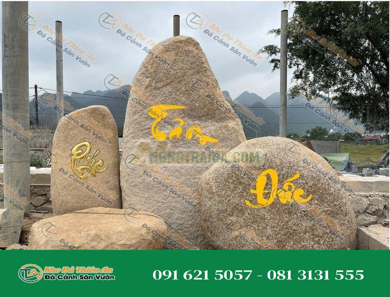 Bảng hiệu chữ PHÚC – TÂM – ĐỨC trên đá cuội