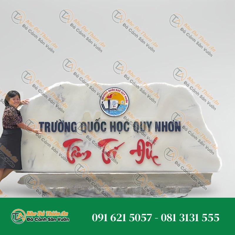 Bảng hiệu đá cẩm thạch Quốc Học Quy Nhơn