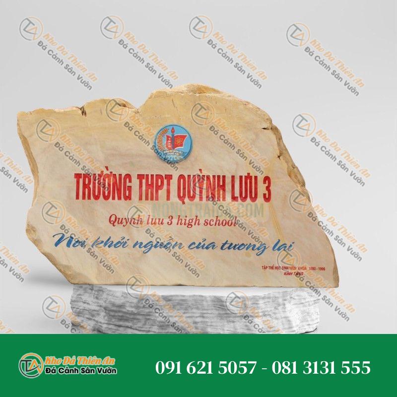 Bảng hiệu đá cẩm thạch vàng trường THPT Quỳnh Lưu 3