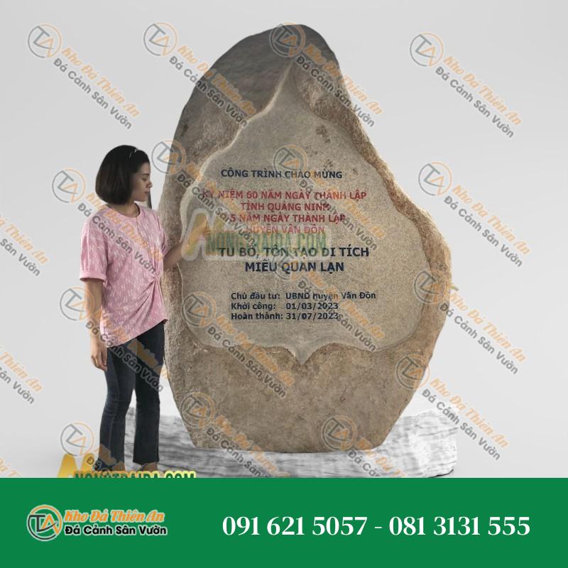 Bảng hiệu đá chào mừng miếu Quản Lạng