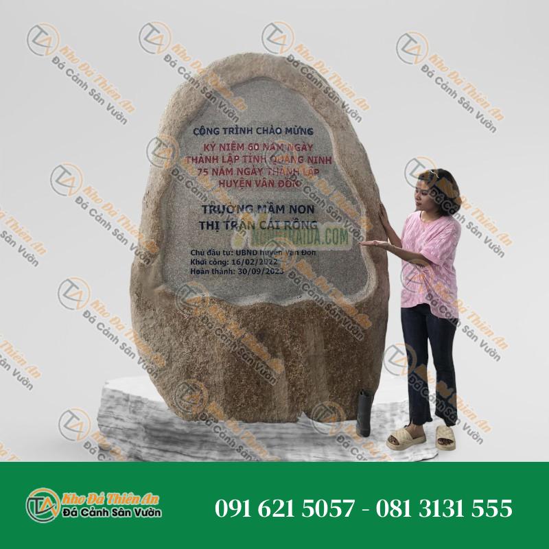 Bảng hiệu đá cuội chào mừng 60 năm thành lập tình Quảng Ninh