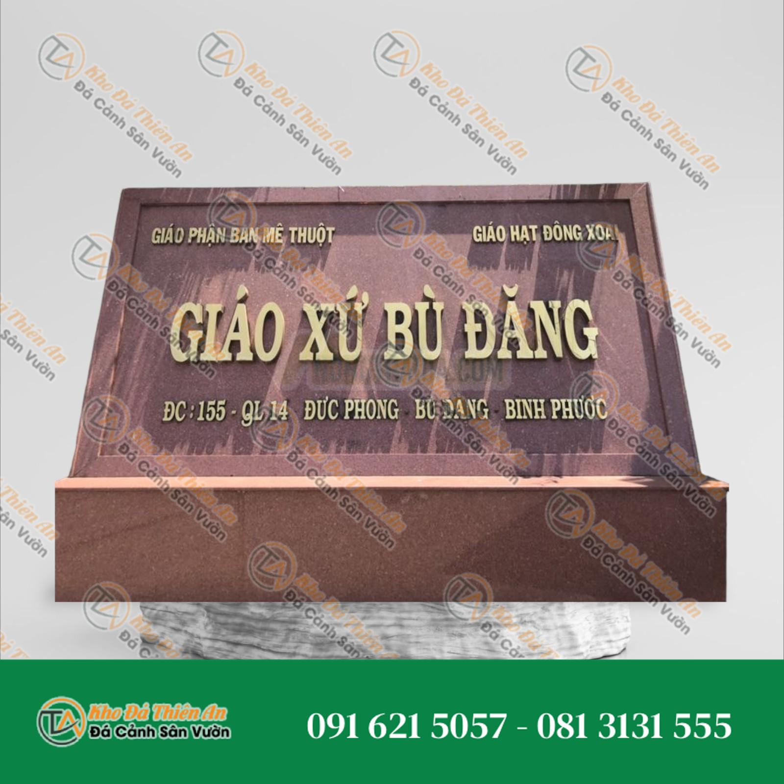 Bảng hiệu đá hoa cương đỏ giáo xứ Bù Đăng