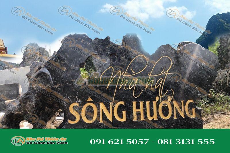 Bảng hiệu đá nhà hàng sống Hương đá lũa đen
