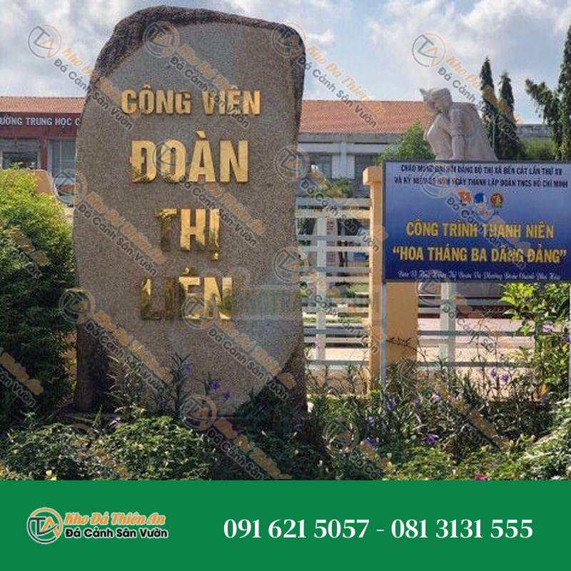 Bảng hiệu đá tảng đứng Công viên Đoàn Thị Liên