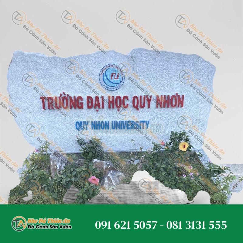 Bảng hiệu đá trắng đại học Quy Nhơn