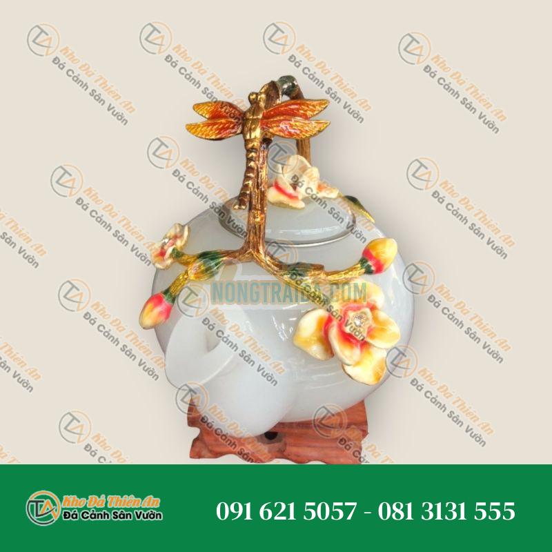 Bộ ấm trà chạm hoa và con chuồn chuồn với quai xách đá bạch ngọc