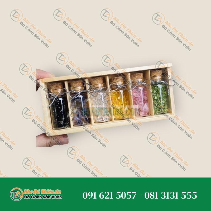 Bộ sản phẩm set 6 lọ đựng đá thạch anh vụn phong thủy gồm 6 màu trang trí bàn làm việc, bàn học may mắn tài lộc