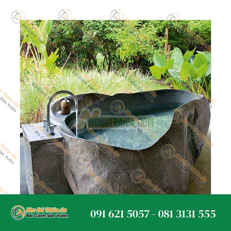 Bồn tắm đá cuội xám có giá để xà phòng