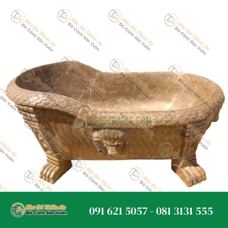 Bồn tắm đá marble với lớp mạ vàng sang trọng, có hình tượng điêu khắc