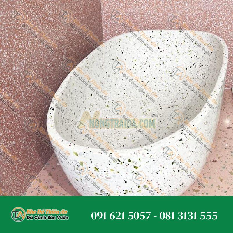 Bồn tắm đá terrazzo được điêu khắc thủ công, có màu beige và đứng tự do