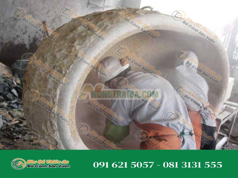 Bồn tắm đá tự nhiên màu be chạm hoa văn