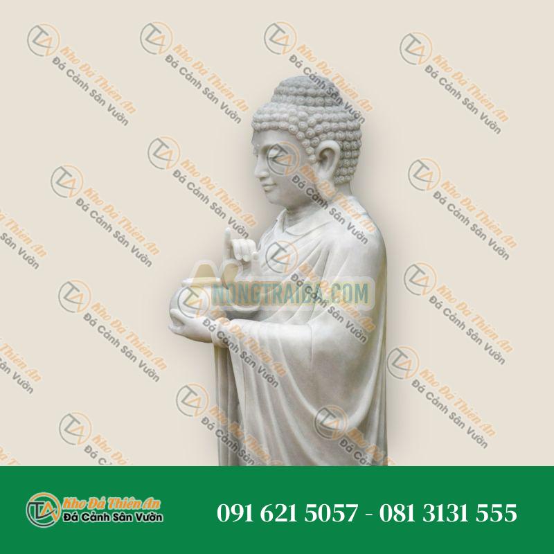 Bức tượng Phật đứng bằng đá trắng, với tay giữ tôi đều, nâng chén thức ăn theo tư thế Vitarka Mudra, biểu tượng của sự giảng dạy. Chiều cao 150cm