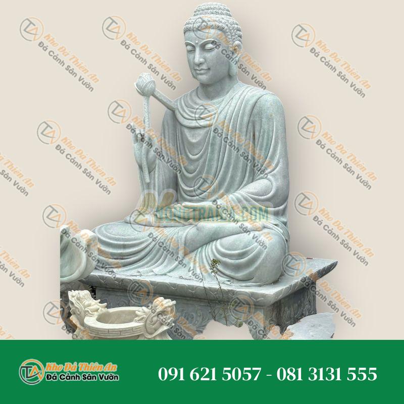 Bức tượng Phật khổng lồ giữ hoa sen, mô tả bài thuyết giảng đầu tiên của Ngài, được điêu khắc từ một khối đá trắng 250cm