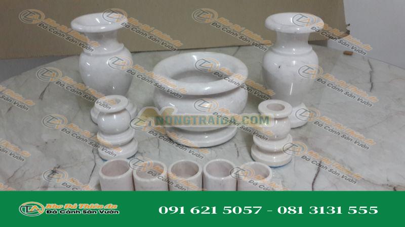 Chum thủy tinh 15cm, kiểu đế chấm, cùng với cốc trà và dĩa đựng, cao 16cm