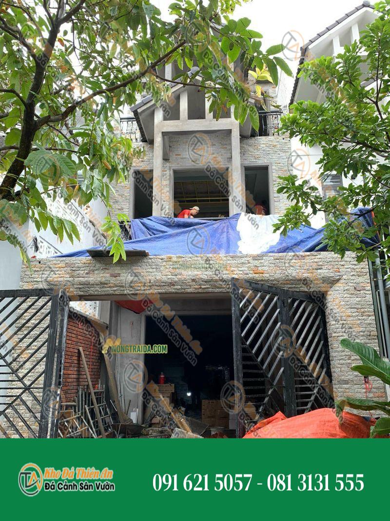 Đá chẻ granite thanh vàng ốp cổng