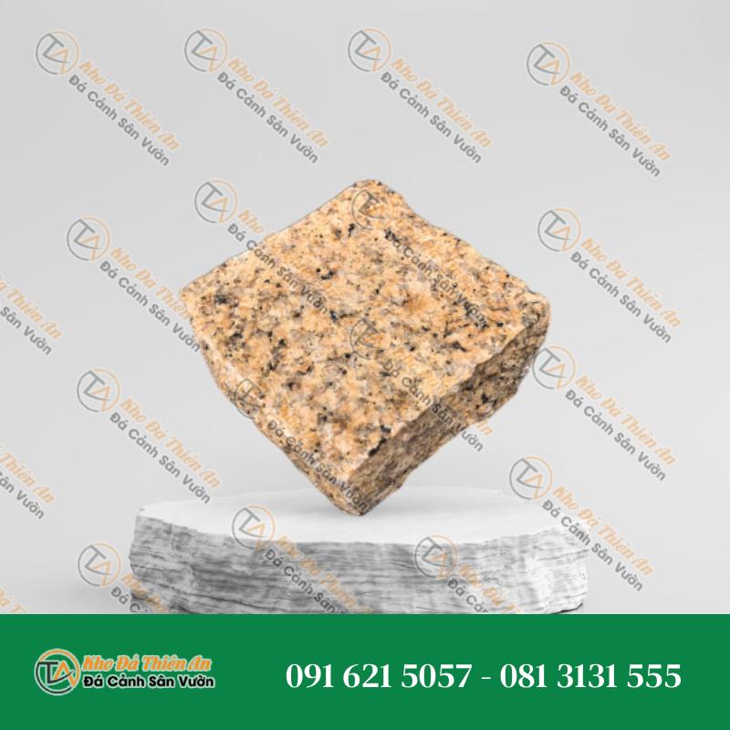 Đá Cubic Granite Vàng Bình Định 10x10x3cm