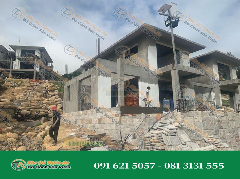Đá granite chẻ vàng ốp chân móng