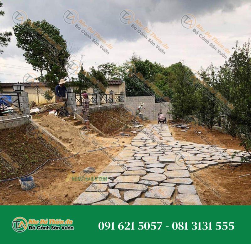 Đá ong xám rối dậm bước lối đi