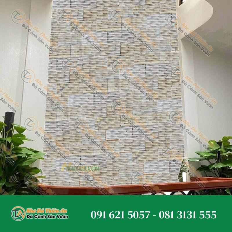 Đá răng lược vàng ốp tường giếng trời