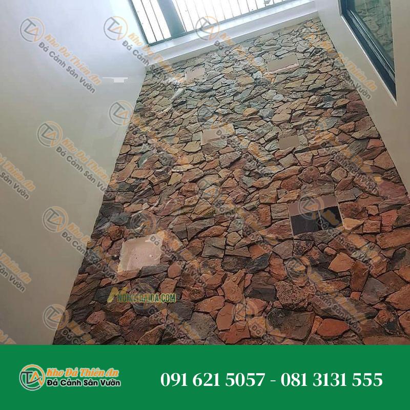 Đá rối đỏ ốp giếng trời