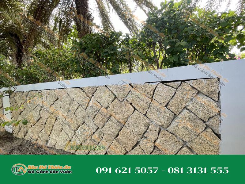 Đá rối granite vàng ốp tường rào
