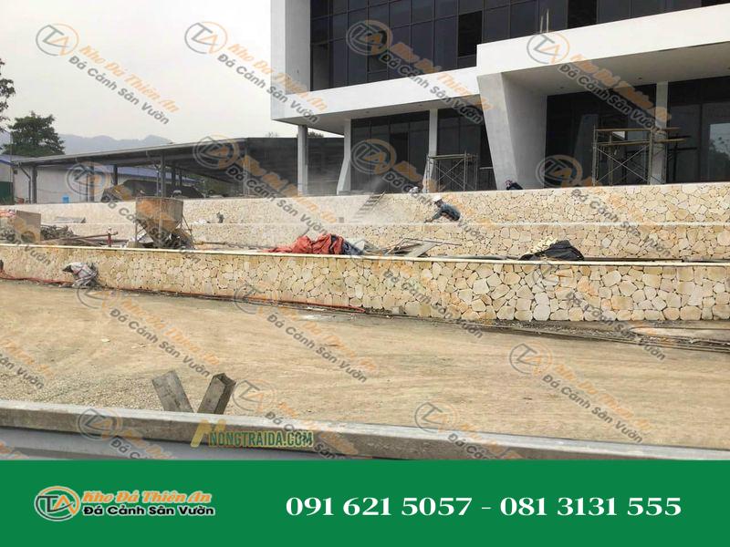 Đá rối vàng ốp chân tường, chân móng