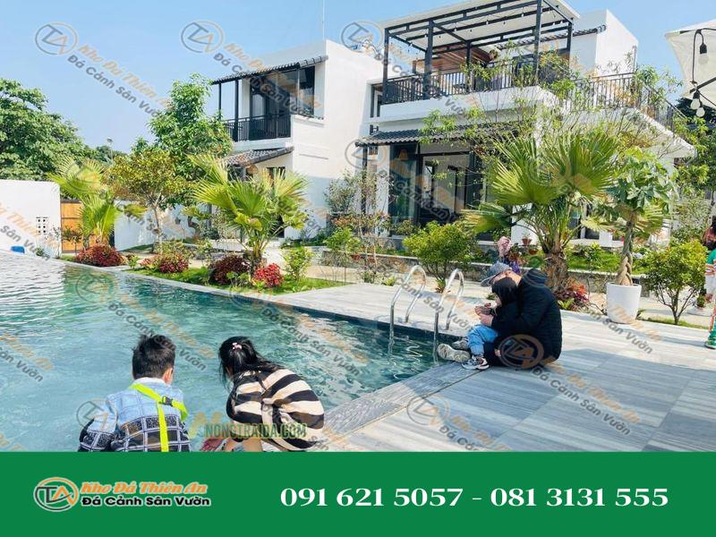 Đá sọc dưa bể bơi 30x60cm nhạt tại Xoan Villa