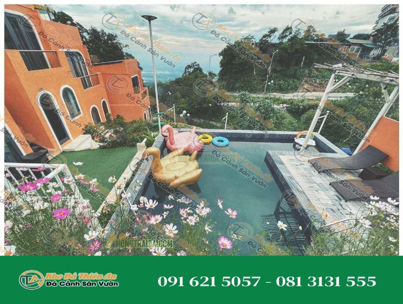 Đá sọc dưa ốp lát bể bơi trên sân thượng tại Morocco Homestay Venuestay