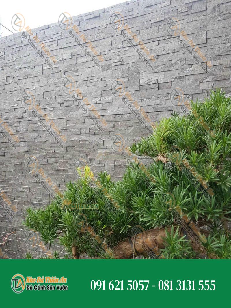 Đá xám khò mặt 10x20cm ốp giếng trời