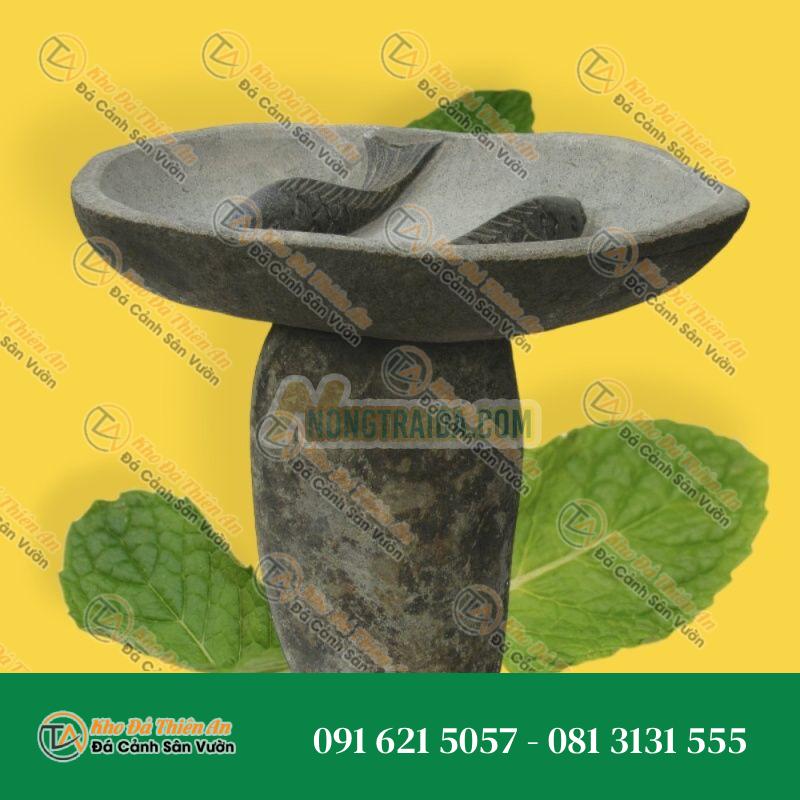 Đài Tắm Chim “Cá”, Đường kính 35 – 40cm, với cơ sở, được chạm khắc tay từ đá sông Kích thước: 35,00×35,00×46,00cm