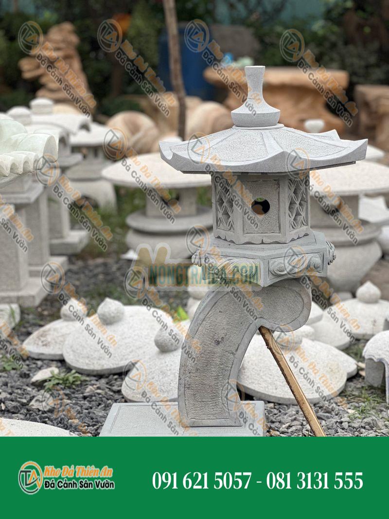 Đèn đá mái chùa thân cong đá sa thạch