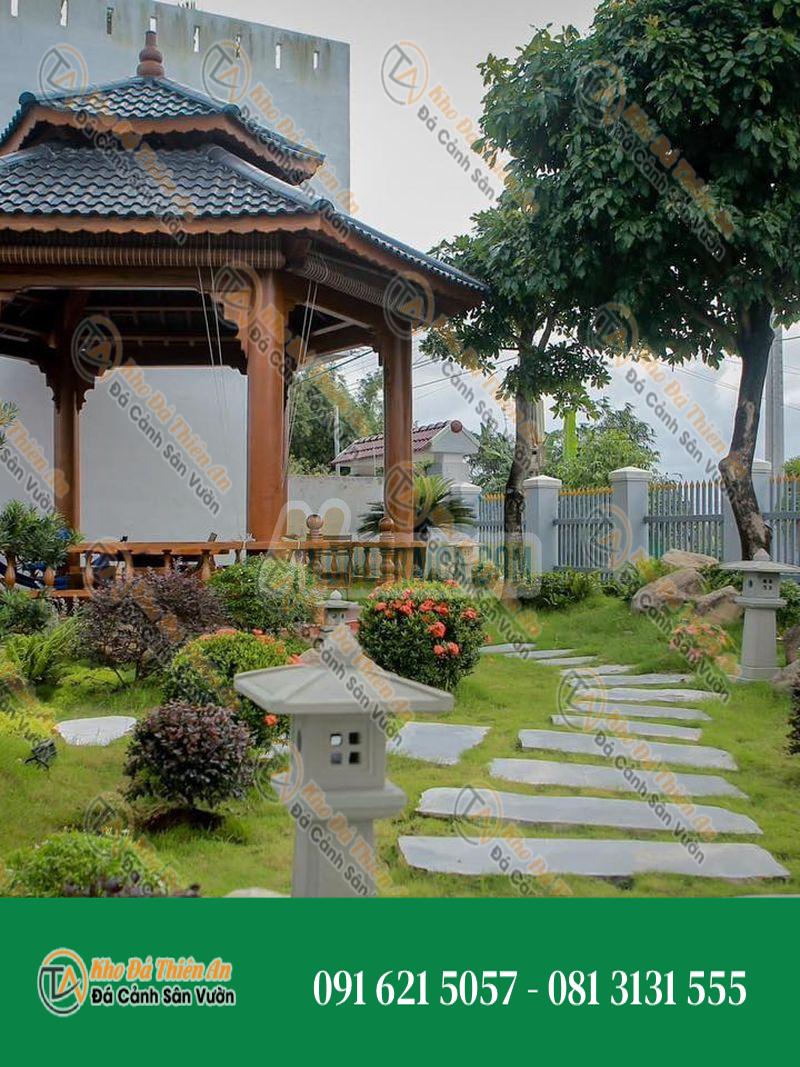 Đèn đá thân cao mái vuông đá sa thạch