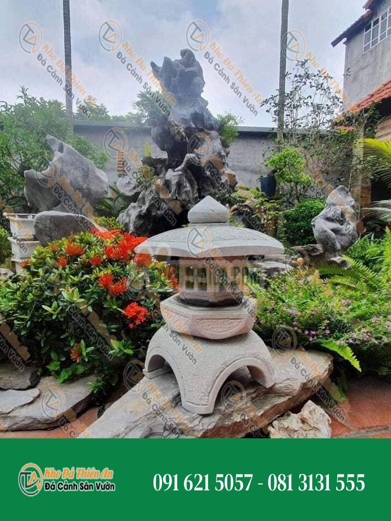 Đèn đá thân vuông đục 4 ô, mái lục lăng đá sa thạch