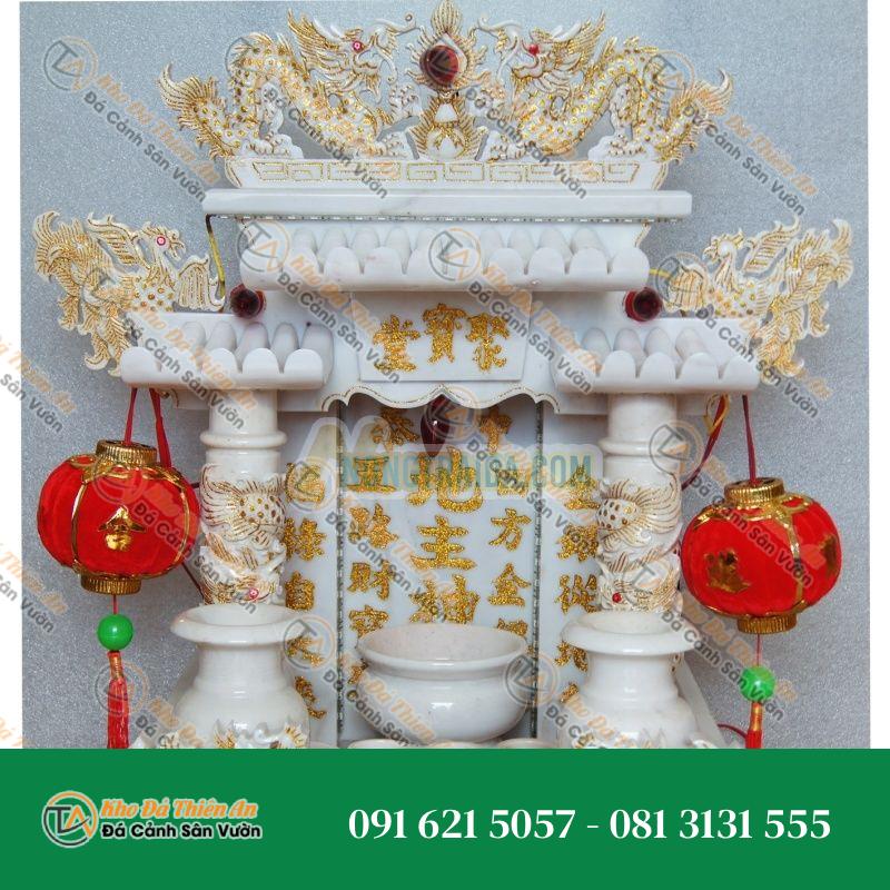 Đền thờ Thần ông địa kích thước 32cm, 2 cột, 3 mái, 2 hồng, 4 rồng, đá màu trắng, với các chi tiết vàng