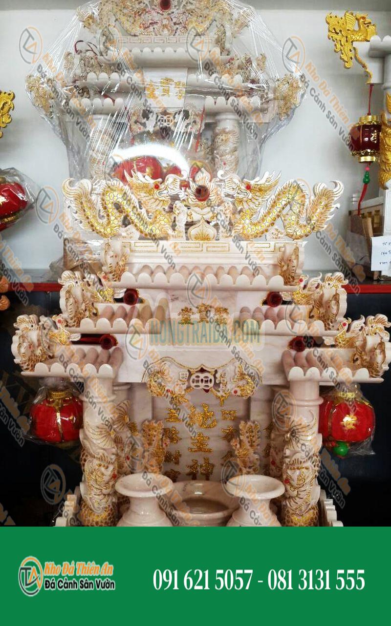 Đền thờ Thần ông địa kích thước 36cm, đá màu hồng, với các chi tiết vàng