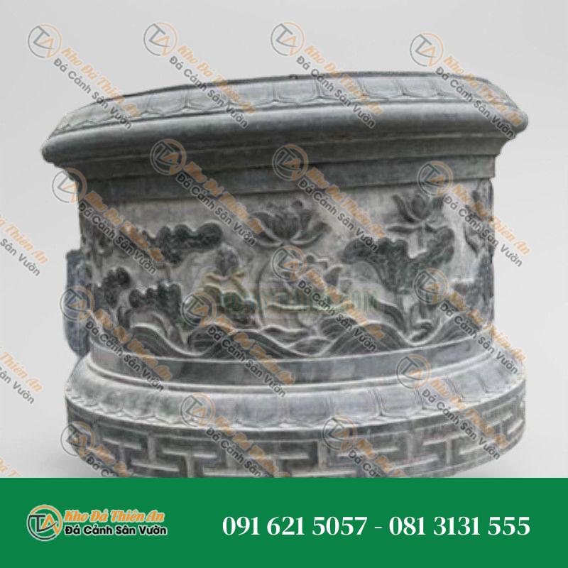 Giếng đá đen chạm khắc hoa sen