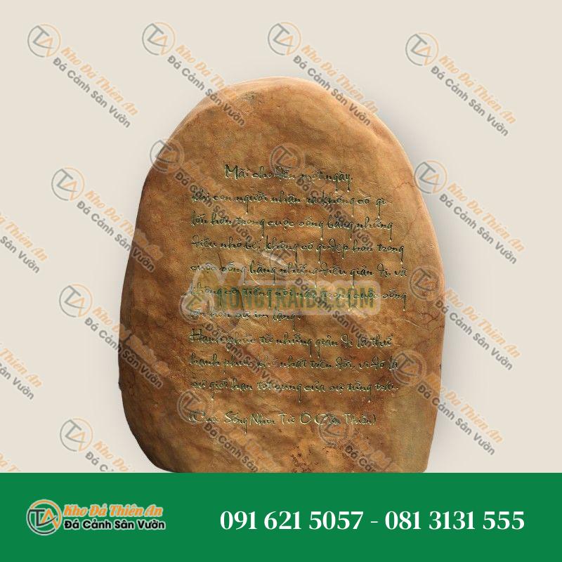 Khắc chữ lưu niệm lên bảng hiệu đá cuội