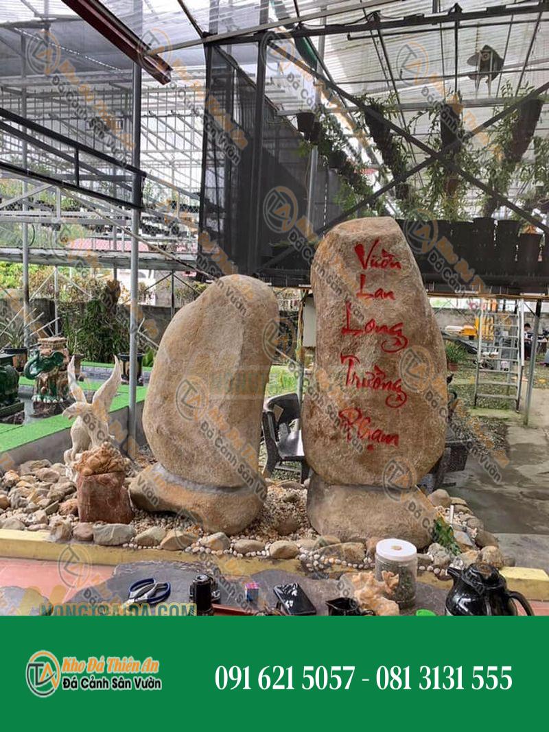 Khắc chữ trên đá cuội cho Vườn Lan Long Trường Phạm