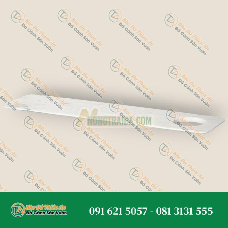 Khay/Thớt cắt hiện đại mới làm từ đá cẩm thạch Carrara trắng, sáng tạo bởi Studioformart Kích thước: 50 x 12x 1cm