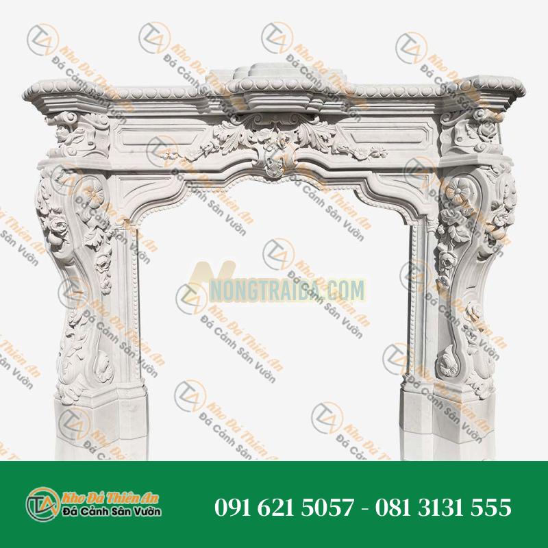 Lò sưởi đá cẩm thạch với bề mặt mờ và thiết kế Rococo