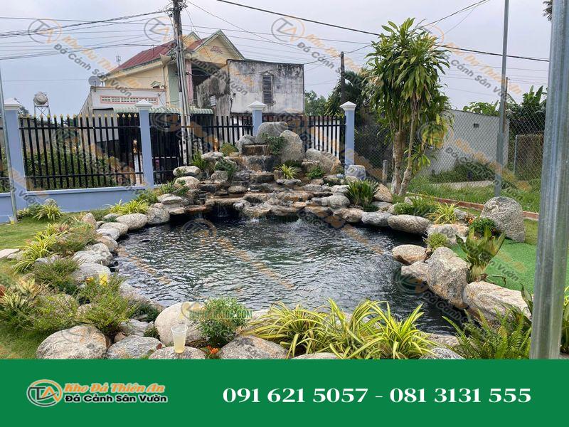 Mẫu Hồ Cá Koi Sân Vườn Dùng Đá Cuội Vân Mây
