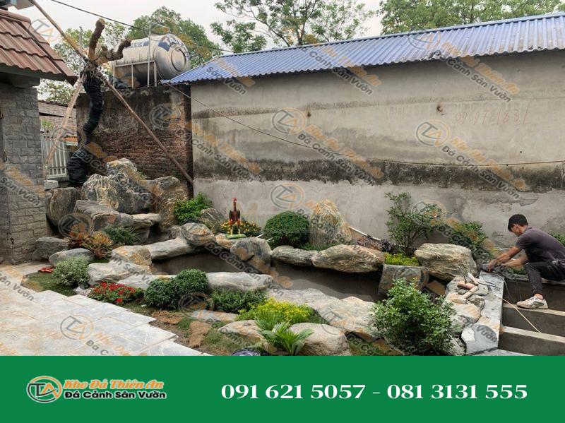 Mẫu Hồ Cá Koi Trước Cửa Đá Trầm Tích