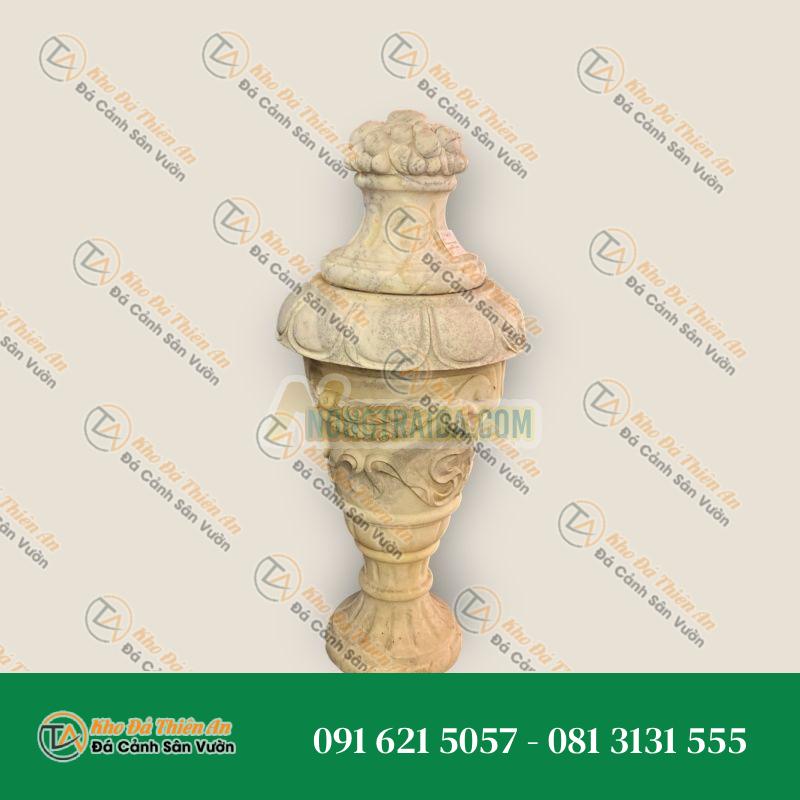 Một cặp đỉnh cột được tạc tay từ đá cẩm thạch trắng