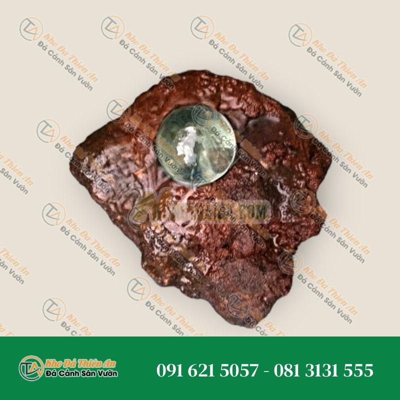 Nham thạch với quả cầu thủy tinh xoay