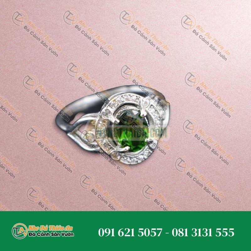 Nhẫn bạc đính đá Diopside oval 5×7